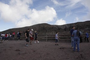 Un momento della visita al cono del Vesuvio FP (3)